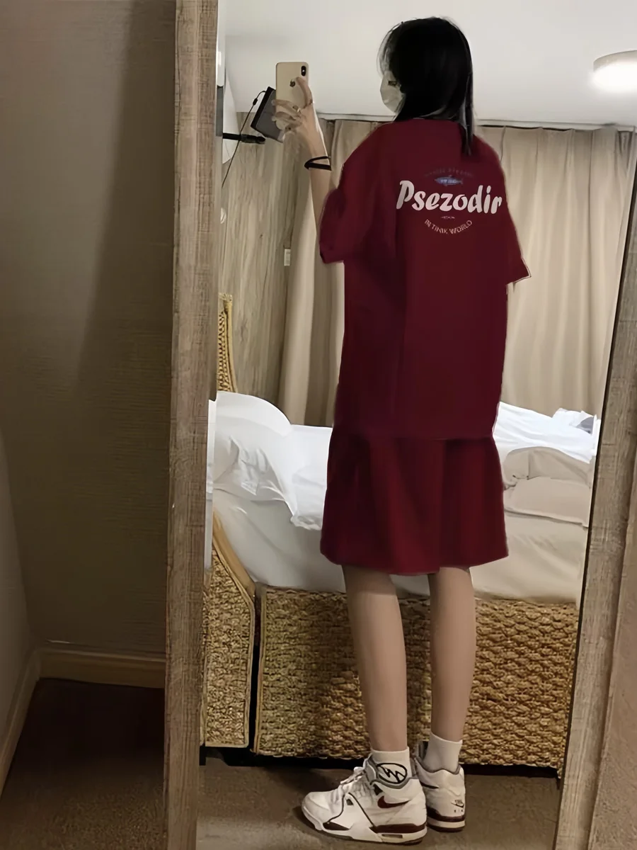 40代の女性が選ぶ、スポーツTとカジュアルファッションのバランスは？