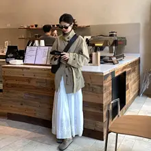 シンプルなデザインのカーキ色トレンチコート【女性用・ミドル丈・ファッション性高】【春秋用】