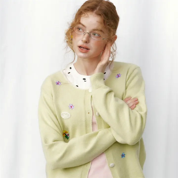 刺繍入りカーディガン【春夏向け・女性用・短丈・優しい雰囲気】