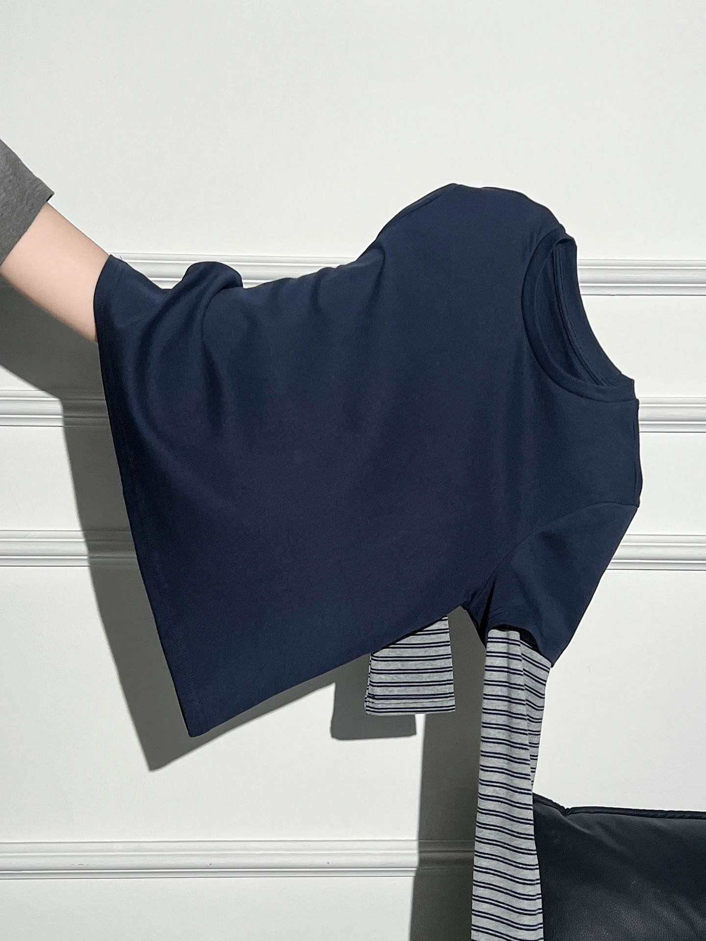 秋の通勤スタイルに悩むあなたへ：ストライプ長袖Tシャツで失敗しない重ね着コーデは？