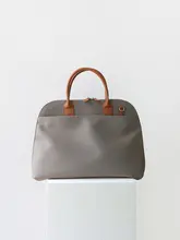 牛革使用のカジュアルな餃子型ショルダーバッグ【ハンドル付き・トラベル用・通勤対応】