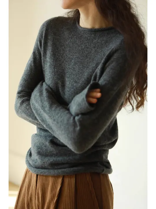 グレーのラウンドネックニットトップス【秋冬用・極上の柔らかさ・保温性】