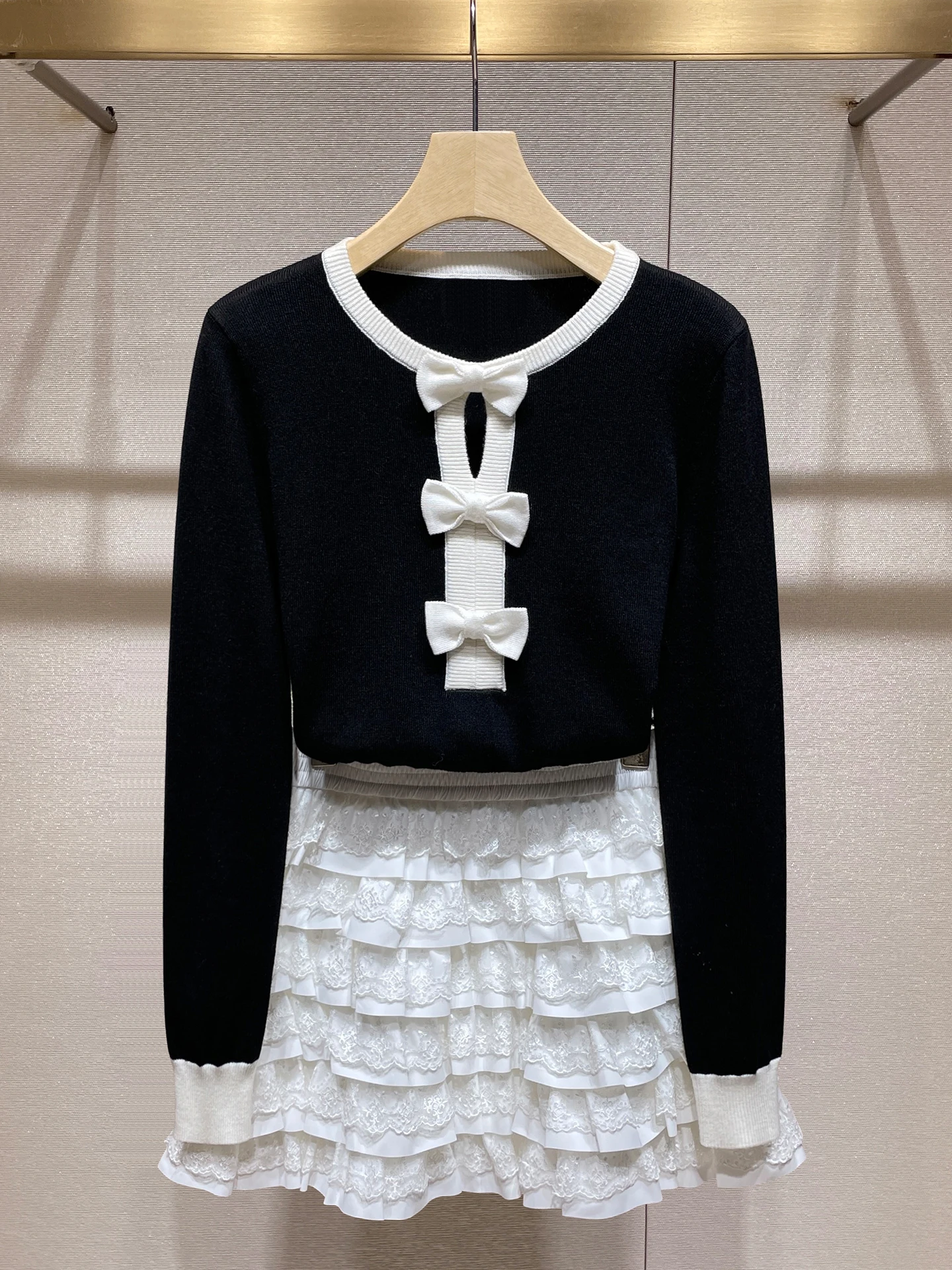 女性10度服装とは？トレンディな小柄女性用カーディガンとフリルケーキスカートの実際の使い方