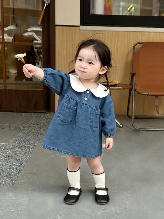 可愛いデザインの長袖デニムワンピース【ダッフルカラー・ルーズフィット・子供用】