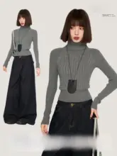 グレーのハイネックニットトップス【秋冬用・厚手・フィット感のあるデザイン】