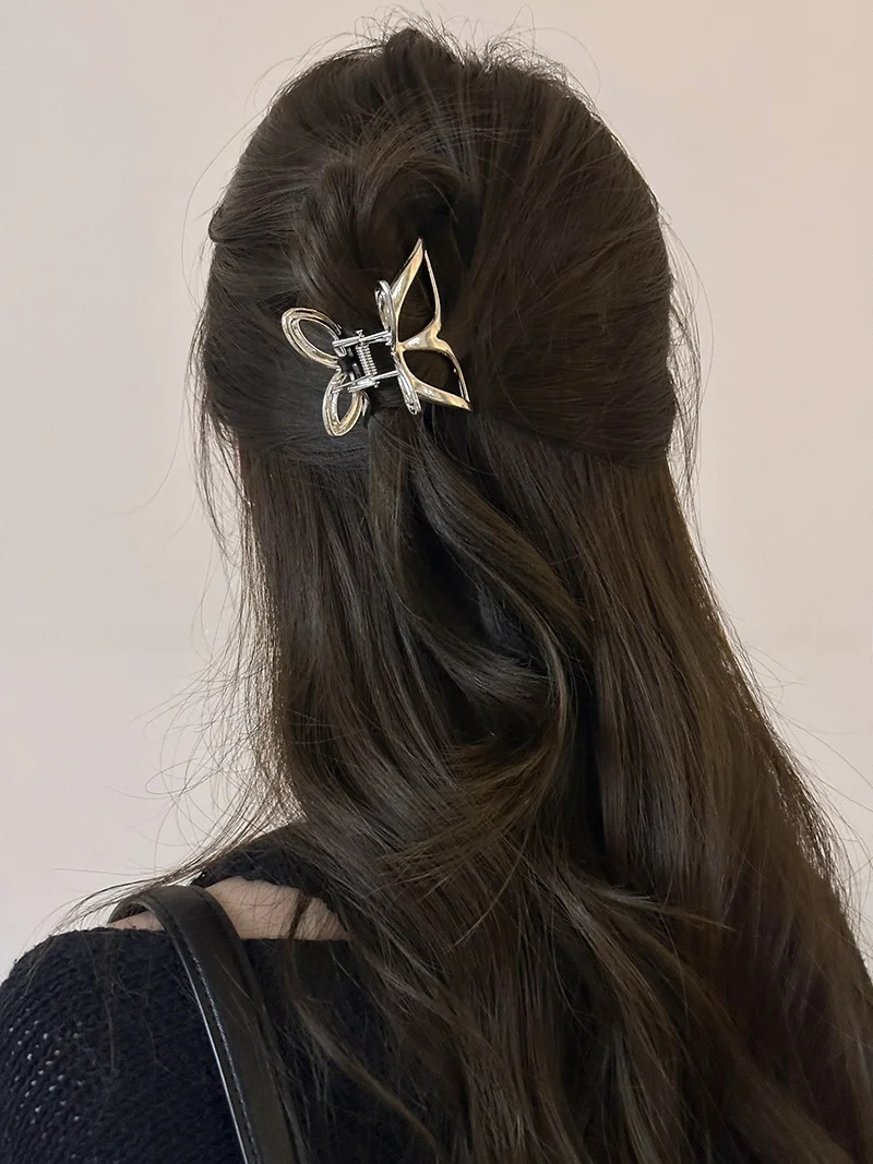 液体金属蝶型ヘアクリップ：ボブヘアに最適なシンプルで高級感のある固定スタイル
