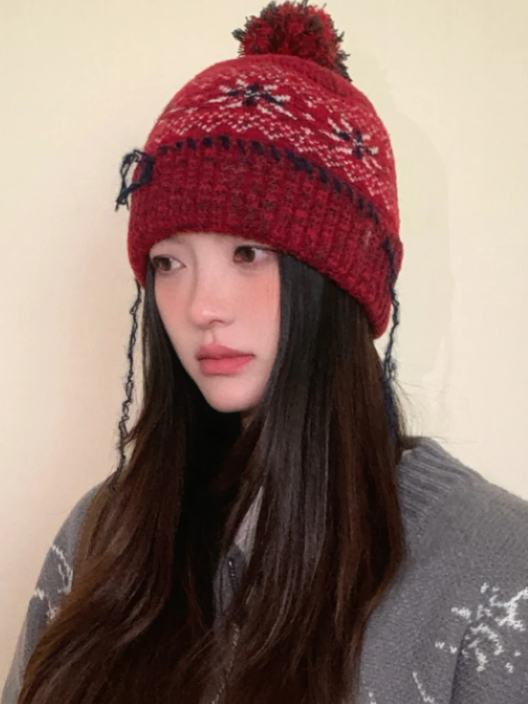 ニット帽をどう選ぶ？赤い雪花模様のボンボン付きニット帽が今、なぜ注目されているのか