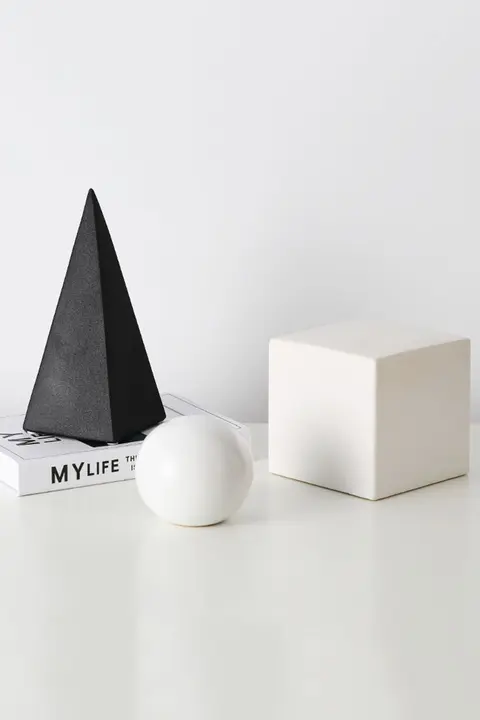 モダンなミニマリストデザイン！幾何学模様の黒白マット仕上げ陶器オブジェ