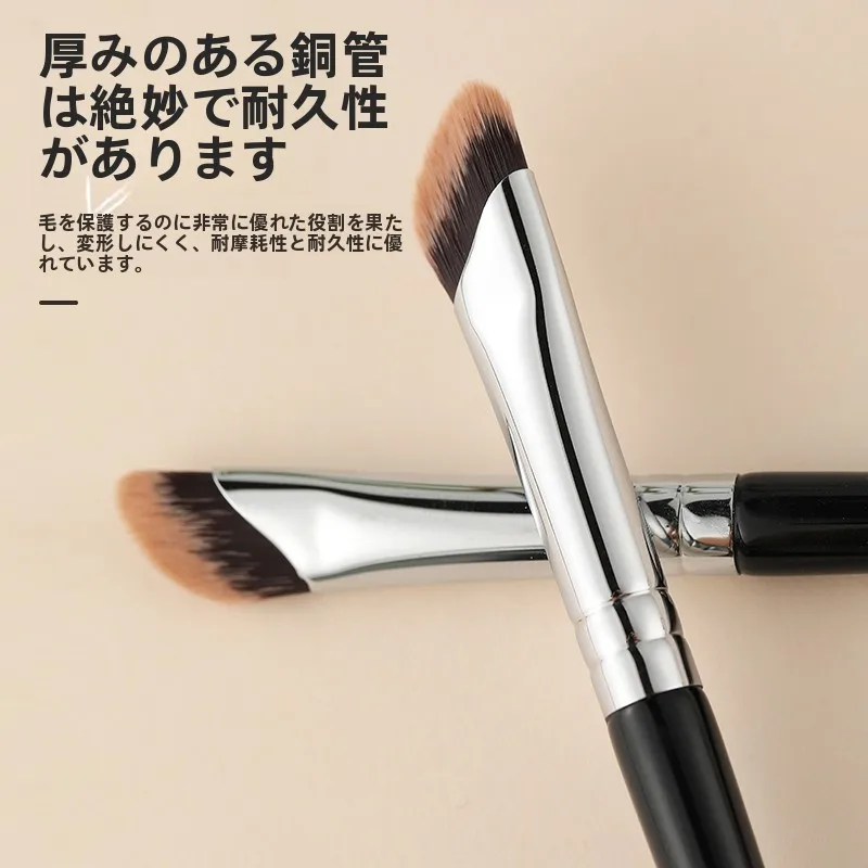 目元用遮瑕ブラシ：小さい目を大きく見せるための扁平ヘッド設計