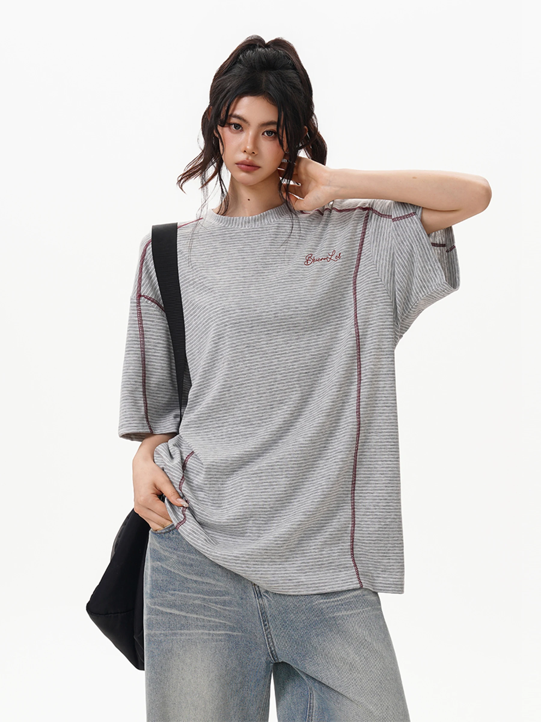 総柄Tシャツのデザインと機能：ストライプデザインのユニセックス半袖Tシャツを徹底解説