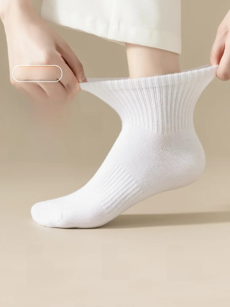 女性用薄型白色無縫運動ソックス：足裏の汗を抑えるための吸湿排汗機能付きアイテム