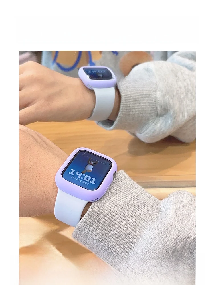 アップルウォッチ フィルムとは？浅い青と紫のシリコンケースで保護する実際の使い方