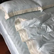 高級刺繍入りツバキ柄のベッドカバー【長綿・シングルサイズ・四点セット】（セットアップ対応）