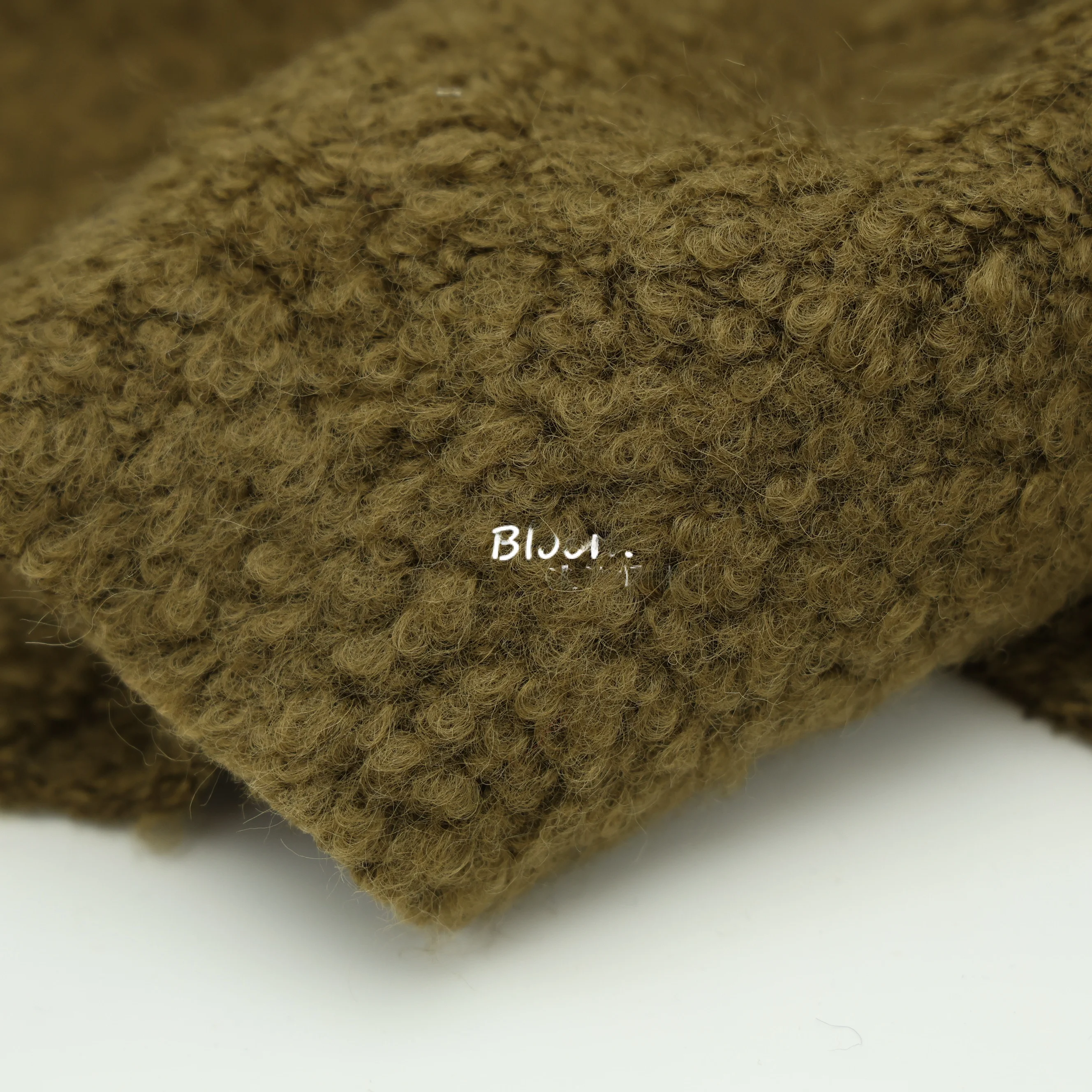 暗い苔色の立体感あるウール生地ケープコート：DIYで中国風秋冬アイテムを実現