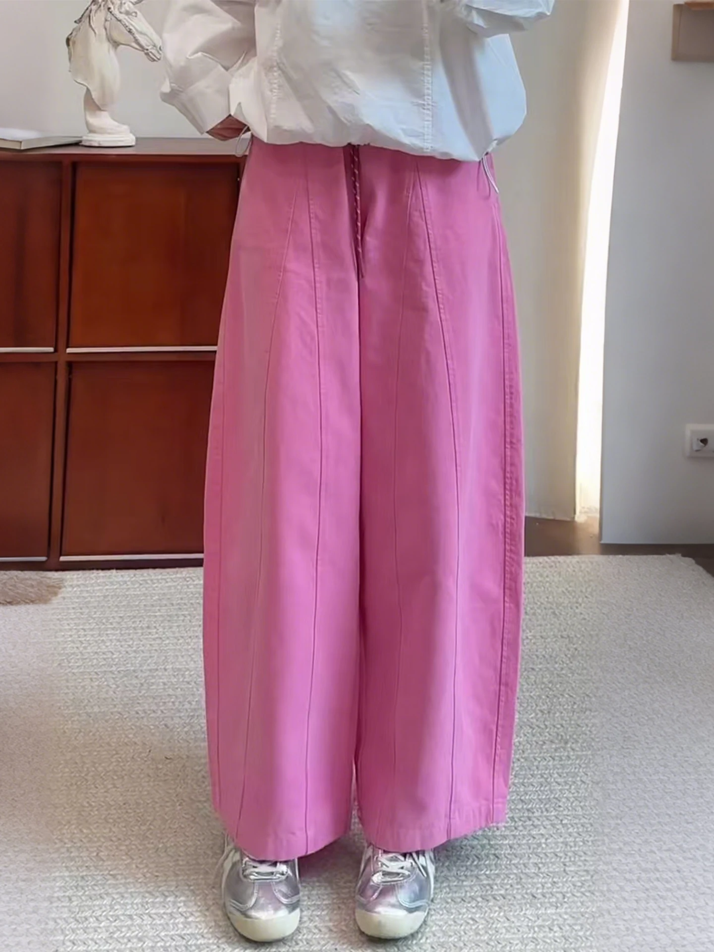 ピンク テーパード パンツ どう選ぶ？感・梨型体型向けのローズピンクハーレンパンツが解決する通勤の悩み