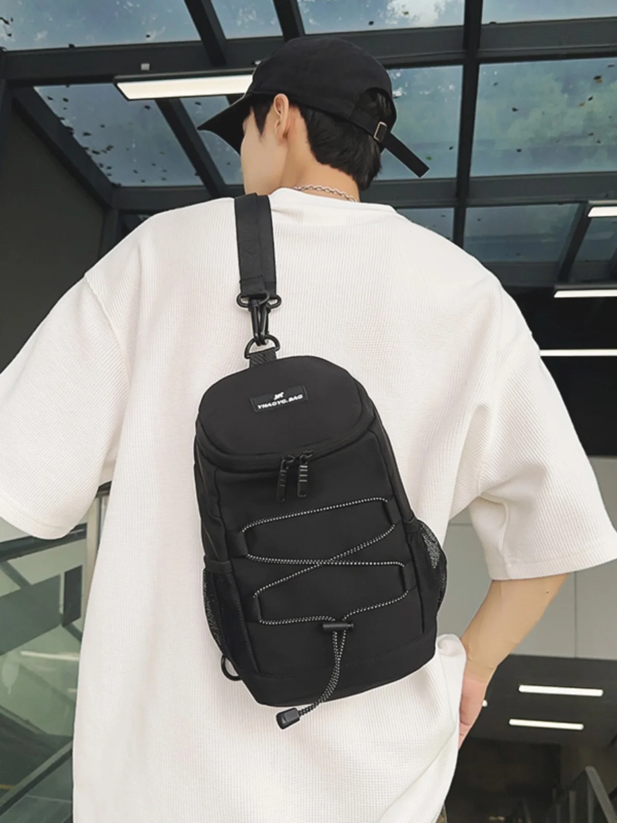 軽量で便利な斜め掛けバッグ：キャリーオンバッグとしての実用性と使い分け