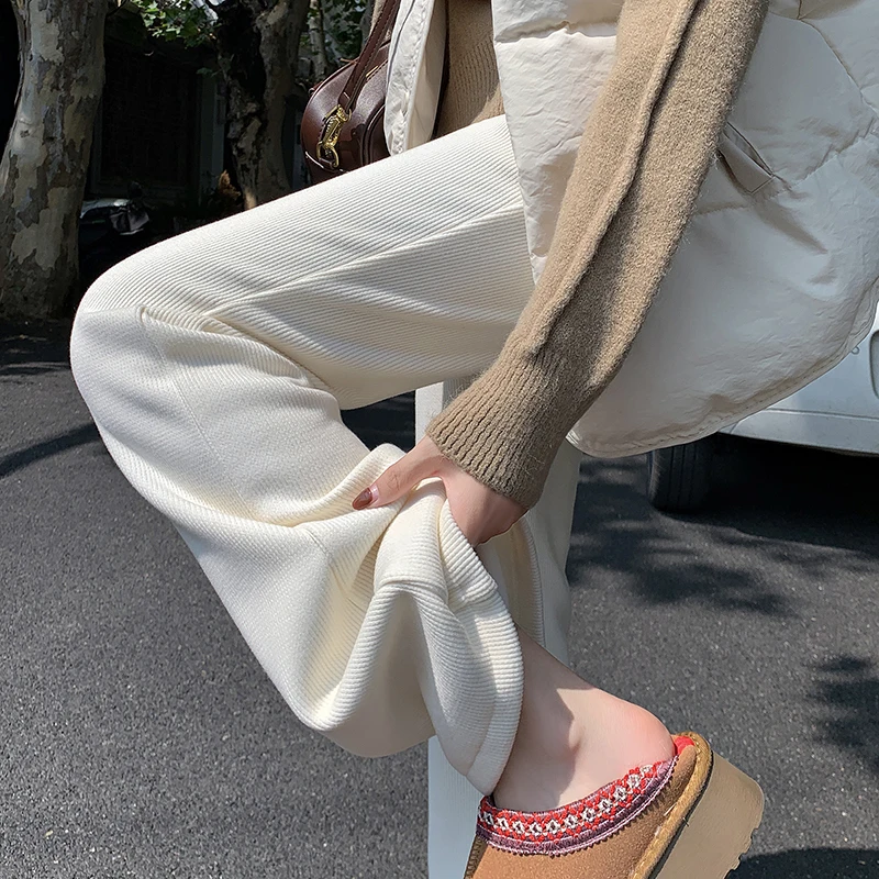 厚手コーデュロイニットフレアパンツ：通勤風の高腰デザインで体型カバーを実現