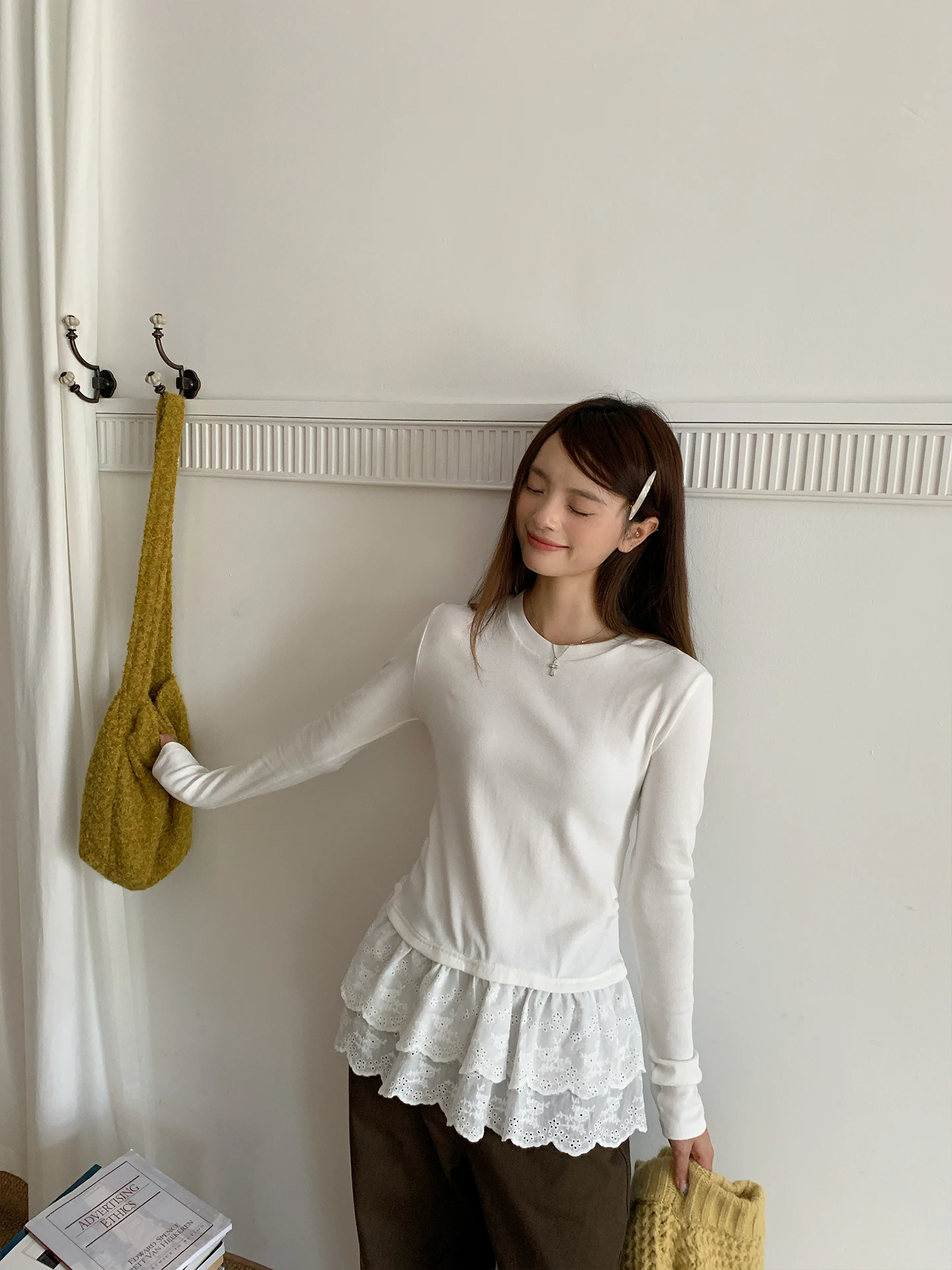 Tシャツの下に着る長袖 おしゃれな選び方：レーストリム付き長袖Tシャツの実用性とフィット感