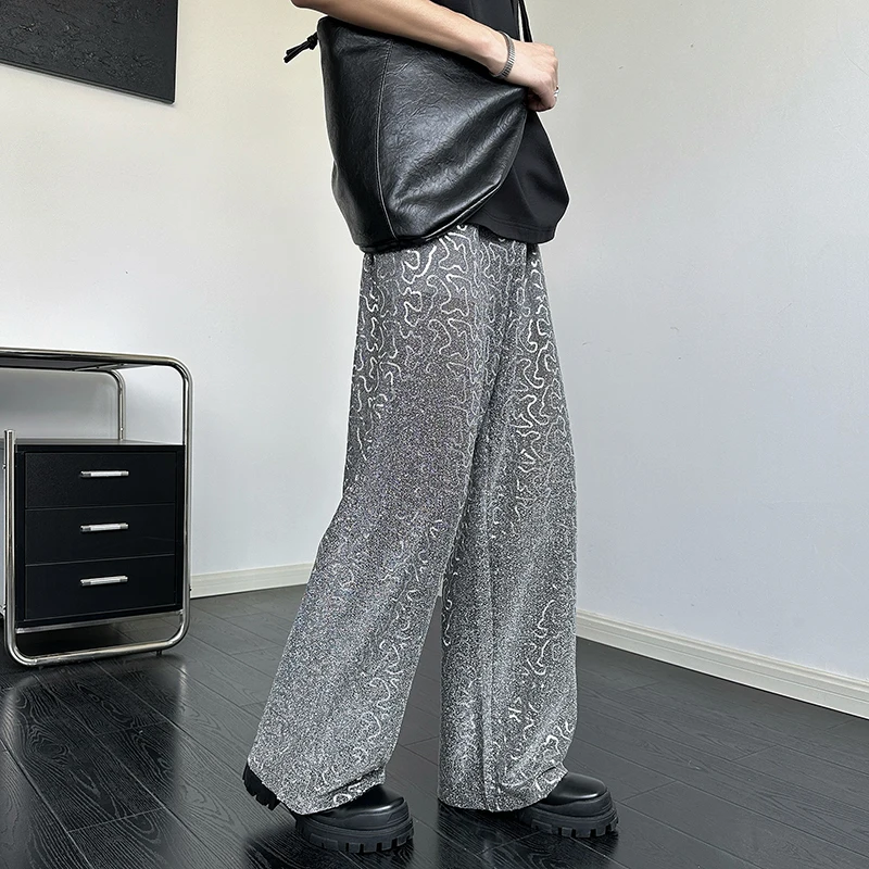 シルバーグレー 色 は 冷色系か 暖色系か？その答えを、1着のパンツで体感する