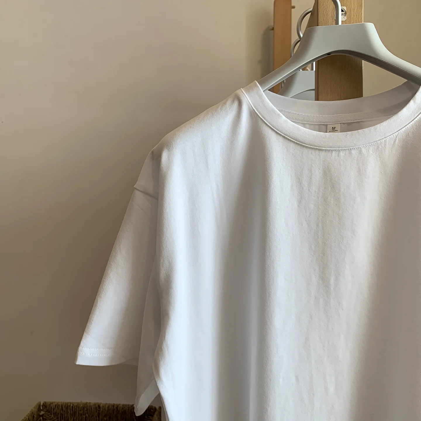 コットン製ブラックホワイト半袖Tシャツ：型崩れしないハンガー対応の夏用ゆったりデザイン