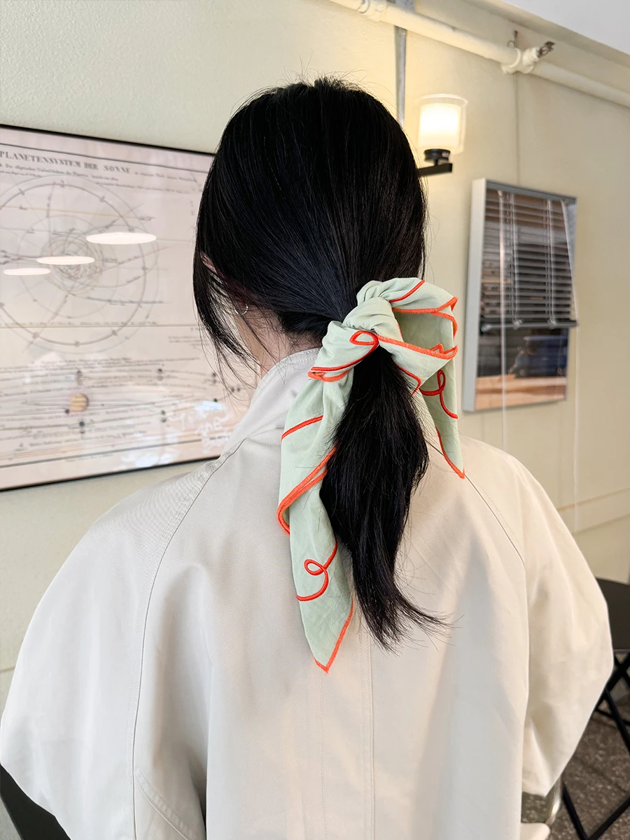 自然な皺感のある刺繍ヘッドスカーフ：コントラストカラーでユニセックスに最適な装着法