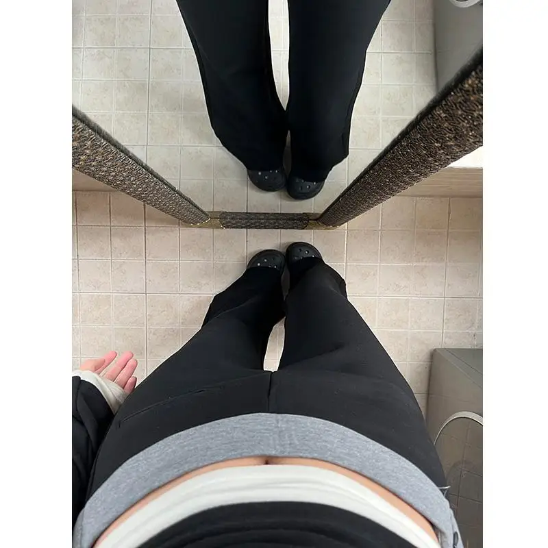 黒のフレアパンツ：大きいサイズで通勤とカジュアルシーンに最適な着心地