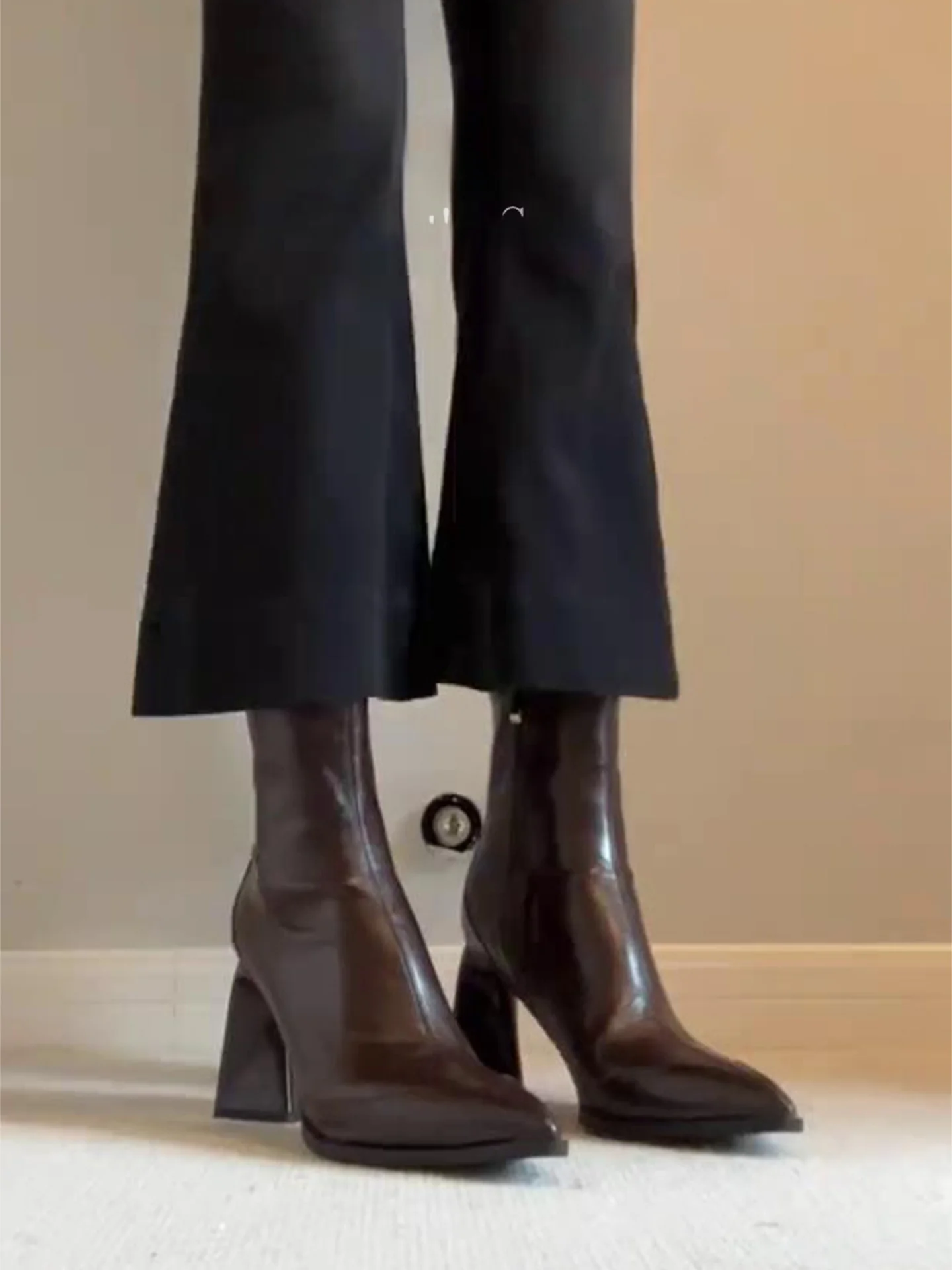 高ヒールブーツは通勤でも使えるの？奥雅妃の牛皮ショートブーツが教えてくれたリアルな使い方