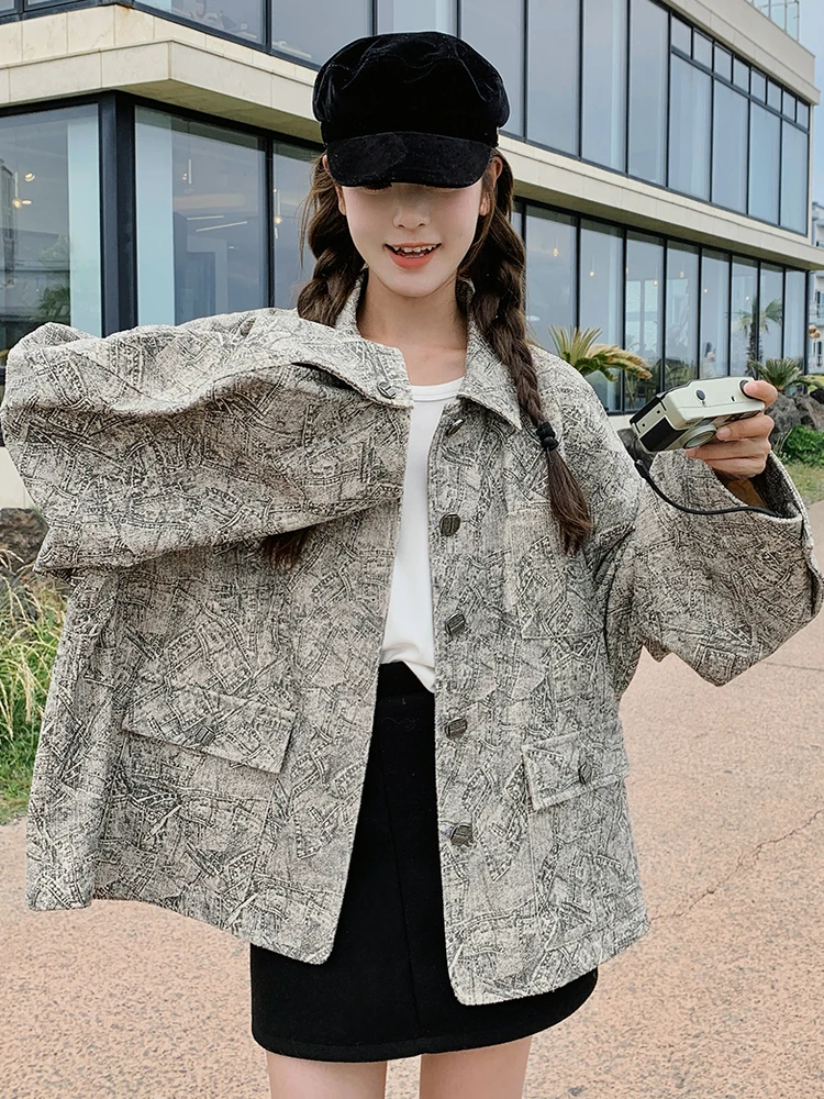 韓国旅行で春先に着るべき、華やかなフラワープリントジャケットは？