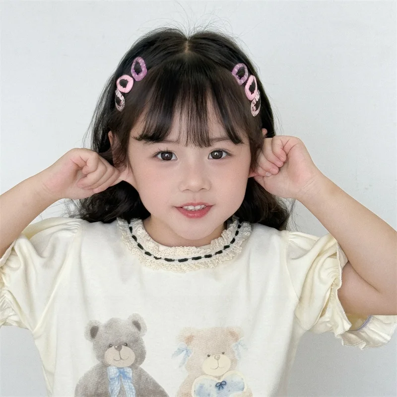 子供用ヘアアクセサリー：前髪クリップで女の子の髪をしっかり留める