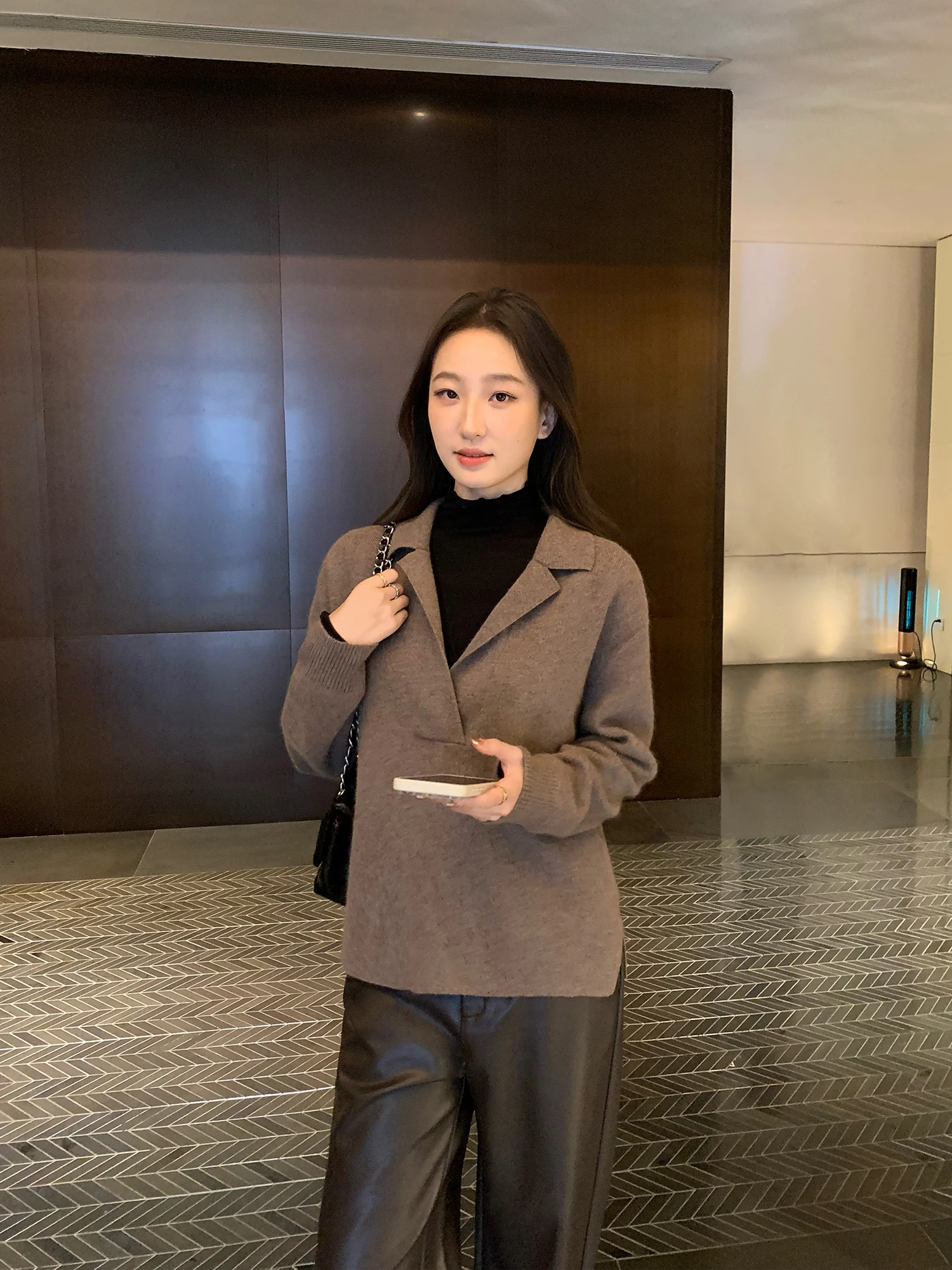 毛玉にならないニットを選ぶには？MAVENLINのVネックニットが通勤スタイルを救う理由