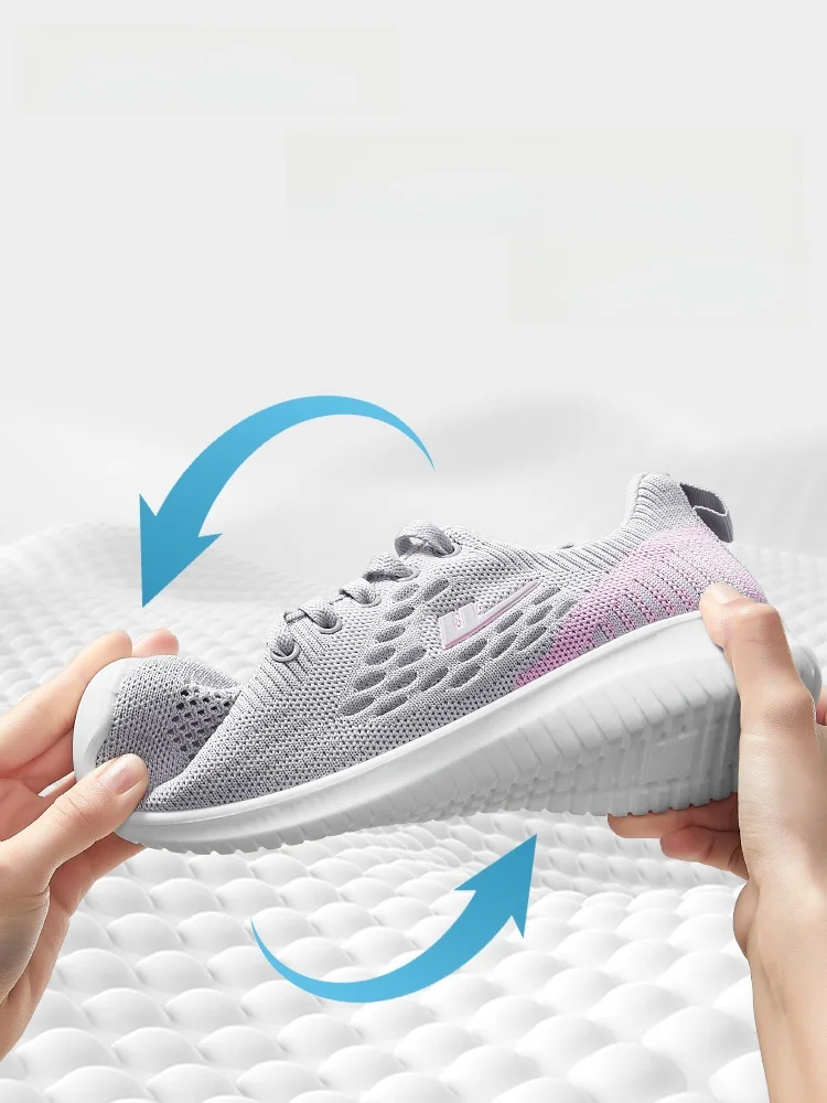 女性用ソフトソールスポーツシューズ：中高年向け通気性メッシュモデルの実用性と使い分け
