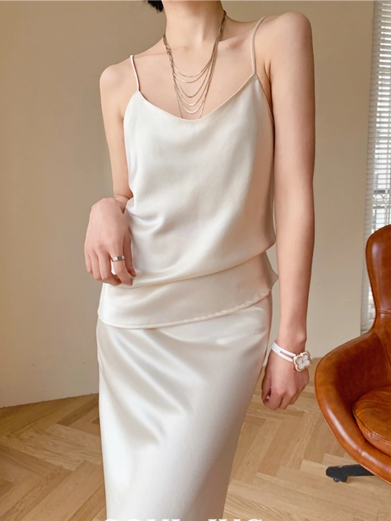 大人可愛い服 40代コーデ | アシンメトリー 裾フリルドレープキャミソールの定義と特徴