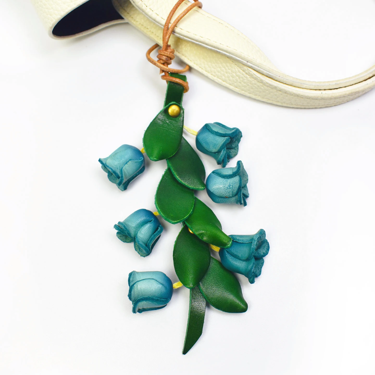 レディース アクセサリー 人気 おすすめ 5選 に該当するアイテムは？上質な牛皮製の花モチーフ風鈴バッグチャームが今、注目されている理由