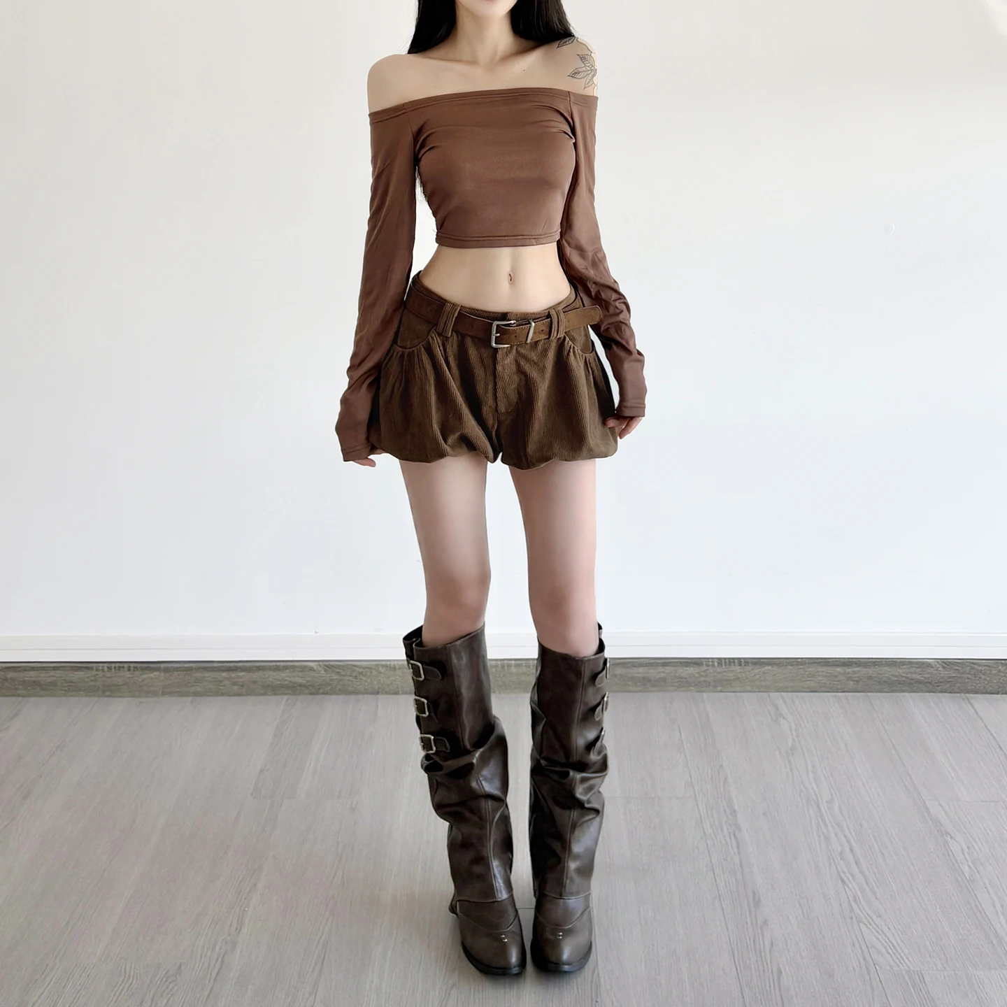 レトロデザインのローウエストブラウンパンツ：カジュアルなAラインスタイルで季節を彩る