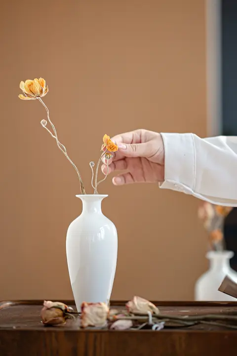 現代的な白磁の花瓶【羊脂玉風・陶器製・インテリア・ミニサイズ】
