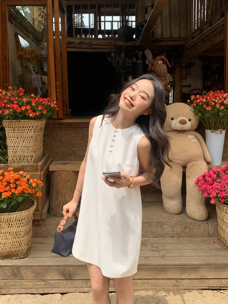 白色ノースリーブワンピース：天丝・ゆったりデザインで夏の日常を快適に