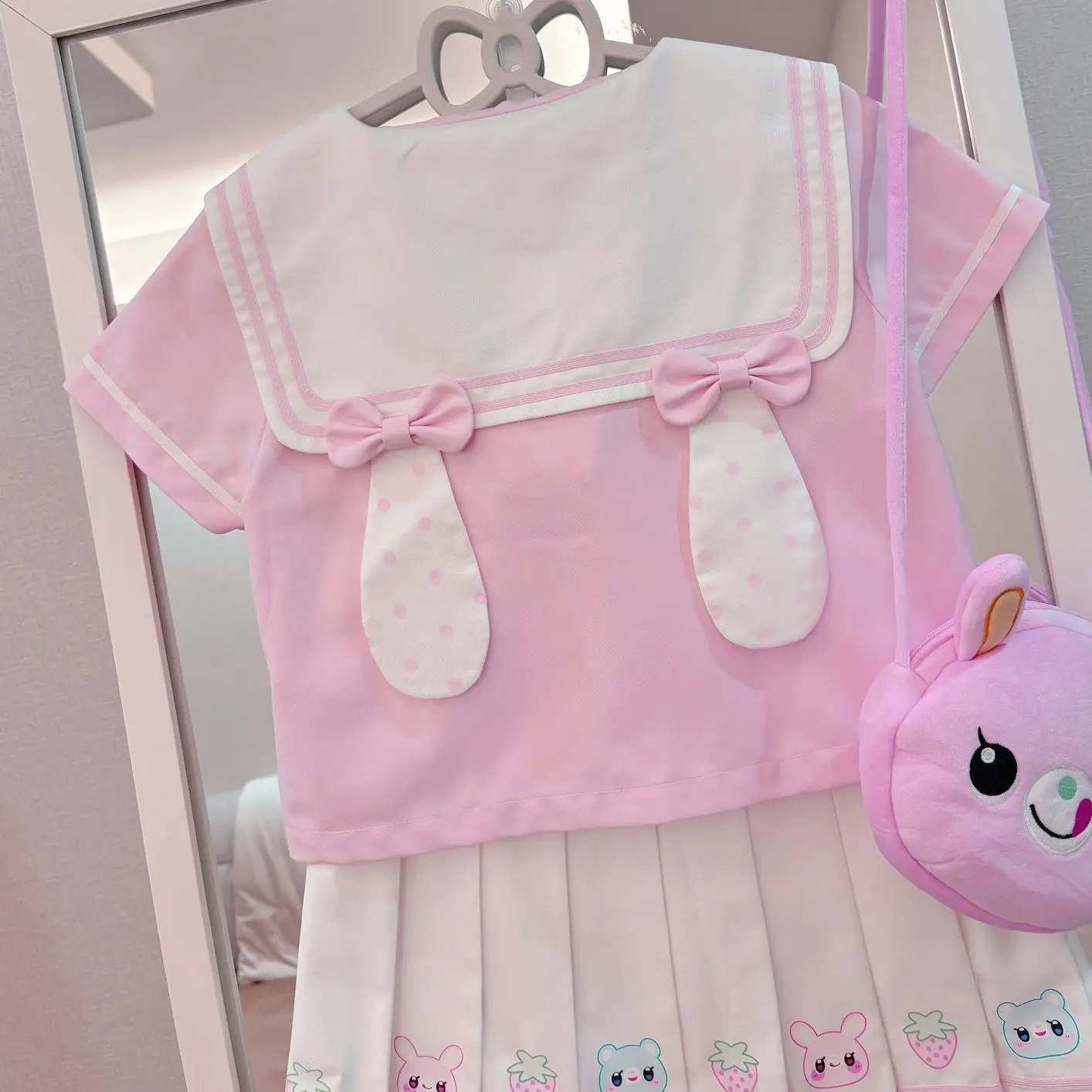 かわいい制服が夏にどんな風に見えるの？白粉の草莓柄水手服が解決するリアルなシーン