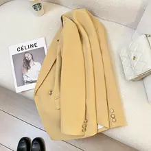 デザイン性の高いイエローのカジュアルブレザー【通勤・秋用】