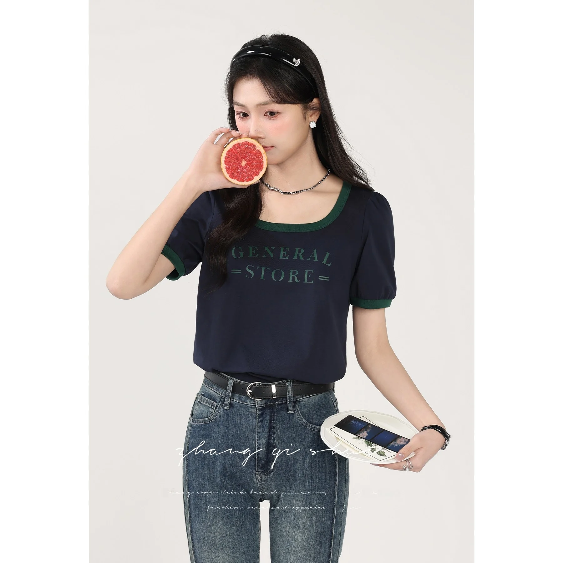 魅力的なデザインのカラーコンビネーションTシャツ：女性向け通勤風の夏の着用シーンを実証