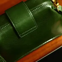 ユニークなデザインのグリーン本革スマホポーチ【女性用・手作り・植物性タンニン革】
