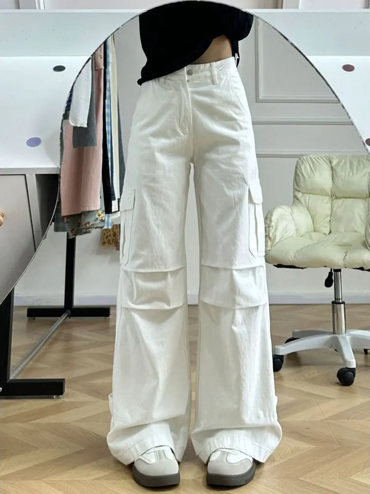 40代の女性が選ぶべきデニムコーデは、宝石のような青のワークスタイルデニムパンツ？