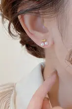 繊細なデザインの樹脂パールチェリーイヤリング【純銀製・女性用・小ぶり】
