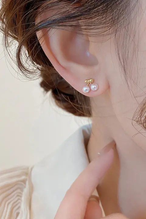 繊細なデザインの樹脂パールチェリーイヤリング【純銀製・女性用・小ぶり】