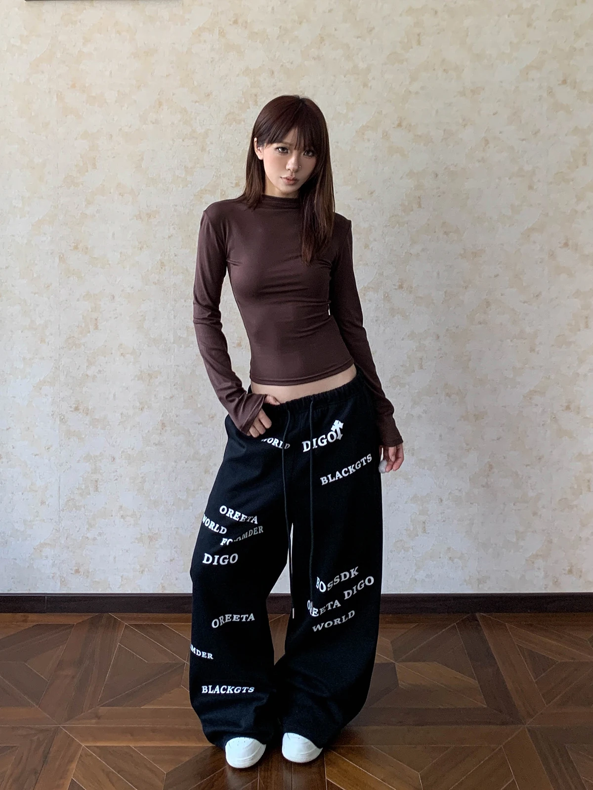 黒スウェットパンツ：アメリカンレトロ風ロゴプリントカジュアルパンツの実用性とフィット感