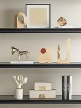 洗練されたデザインのリビングルーム用オープンシェルフ置物【軽やかな高級感・デザイナーインテリア】