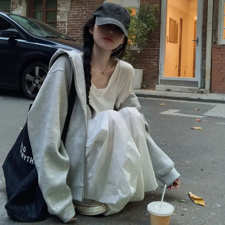 グレーのフード付きスウェットカーディガン【ゆったりしたデザイン・ジッパー・冬用・裏起毛】