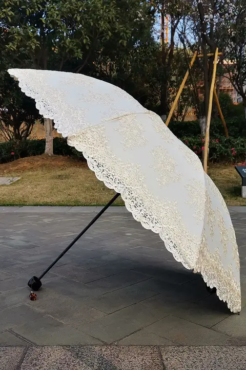 バニラ色レース刺繍のシックな折り畳み式日傘【UVカット・晴雨兼用】