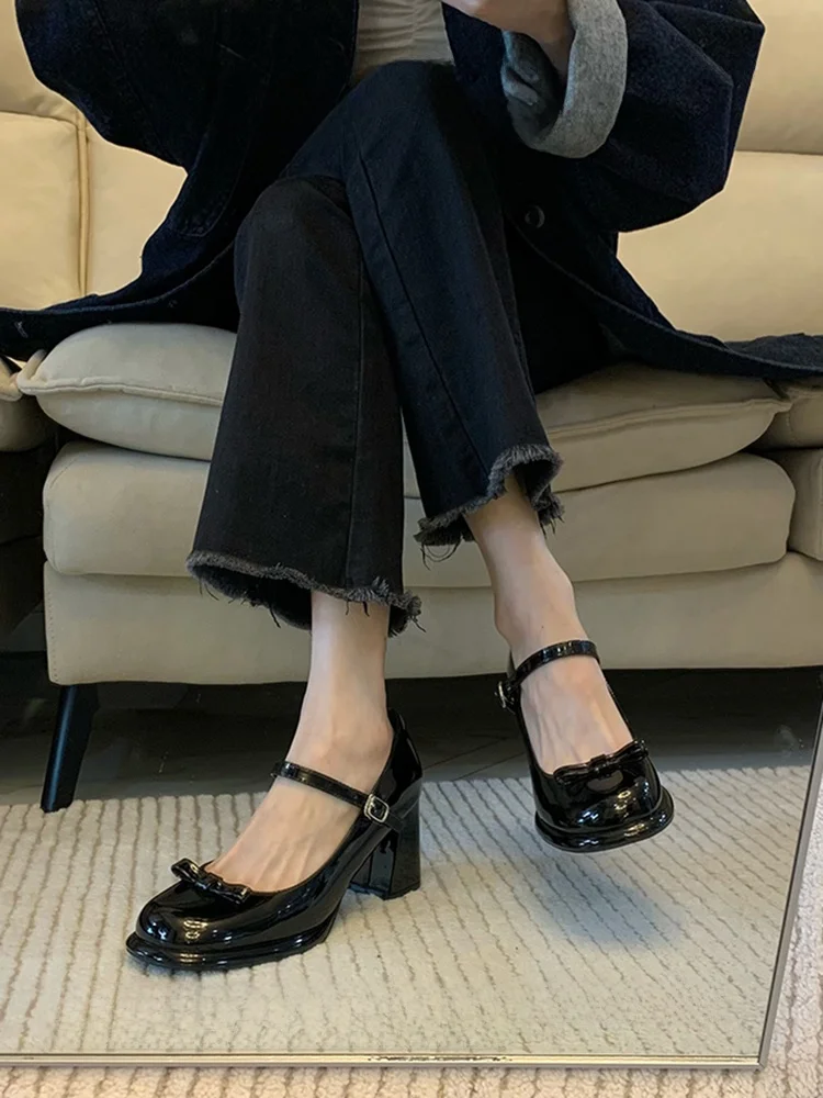 白ワンピと靴を組み合わせるとき、どう選ぶ？