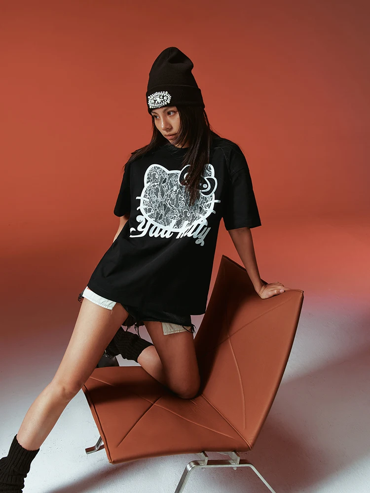 ブランドコラボのサイズ感が気になるなら、このレース猫プリントTシャツが答えになる？
