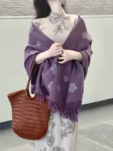 シンプルで使いやすい！山茶花デザインの厚手マルチストール【防寒・リバーシブル】